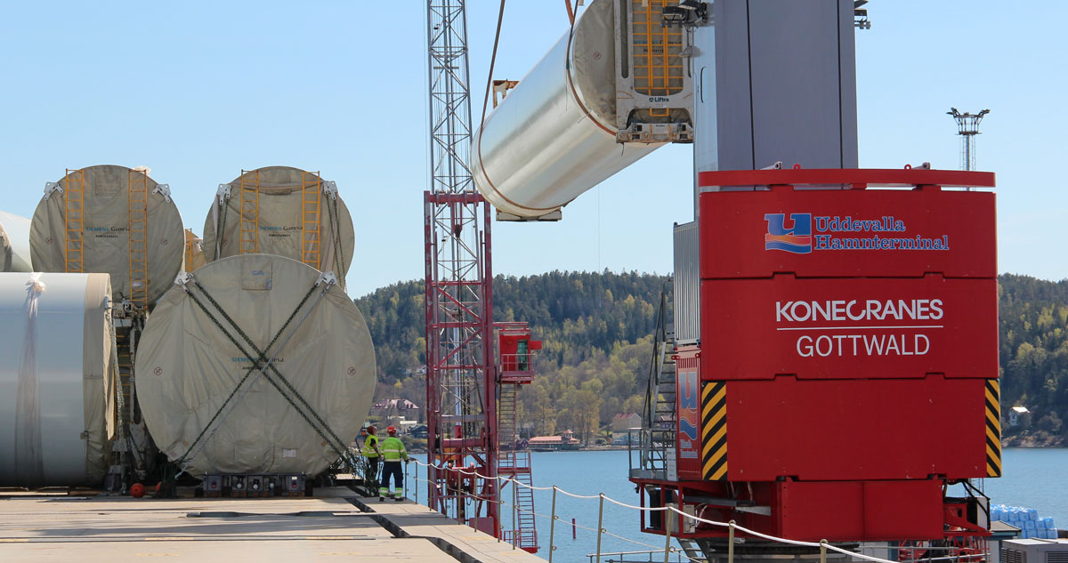 Discharging tower sections from M/V Herbert