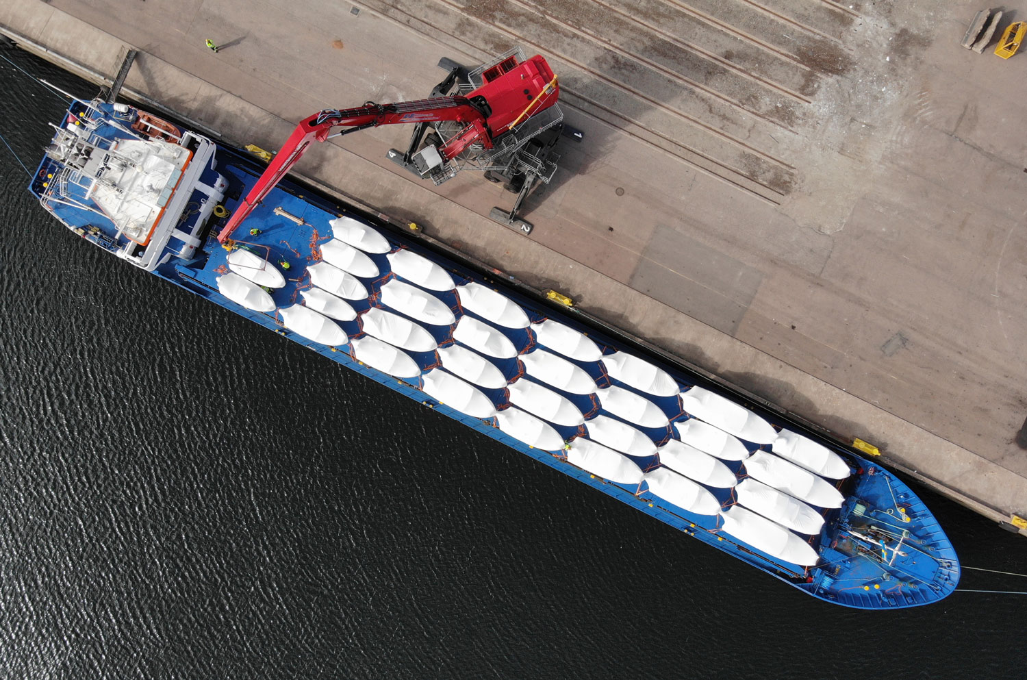 Fritidsbåtar lossas i Uddevalla hamn