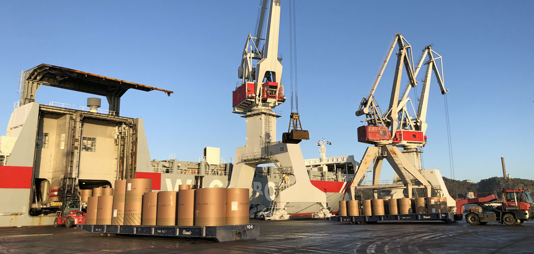 Fartyget Orangeborg lastar förpackningsmaterial i Uddevalla hamn