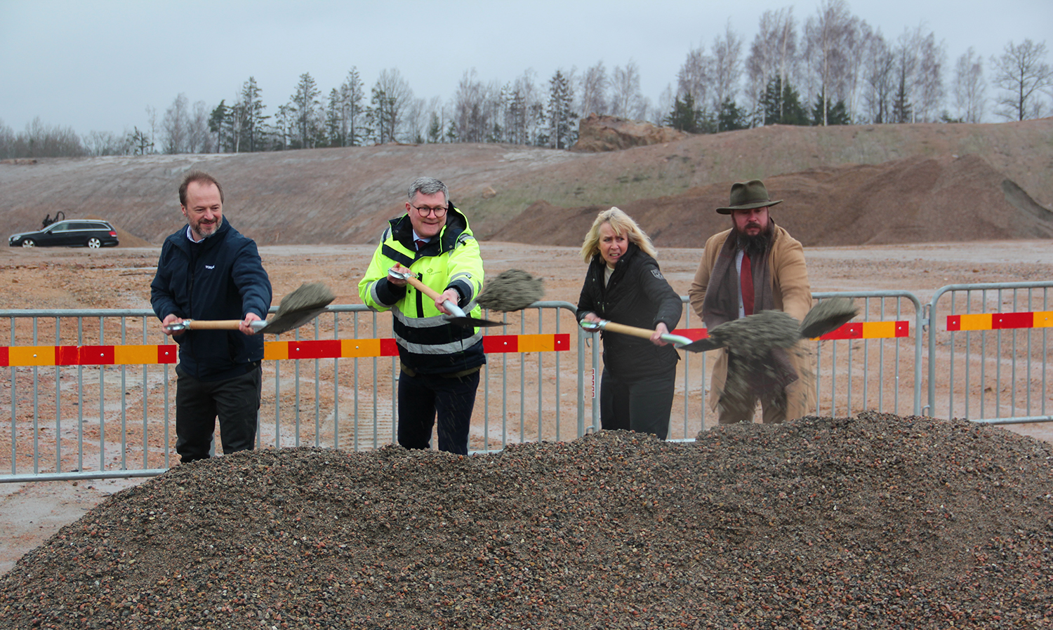 Representatives from Lantmännen, Uddevalla municipality and the construction company Tornum jointly take the first sod for the new facility.