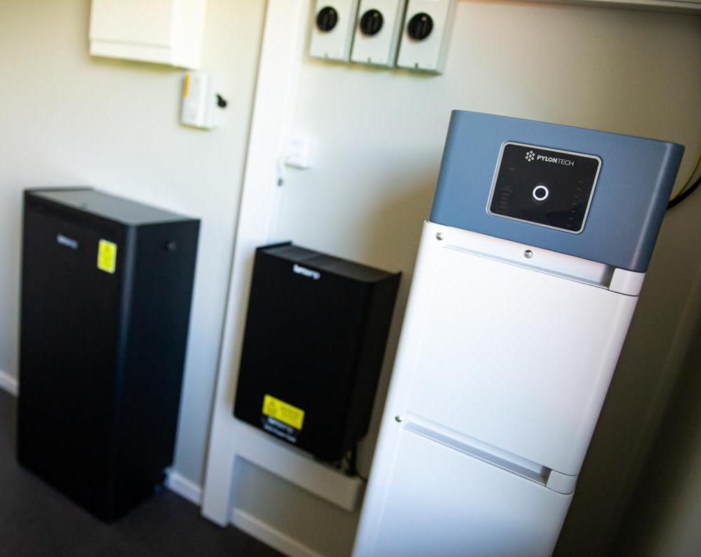 Batterisystem som står inomhus i ett förråd.