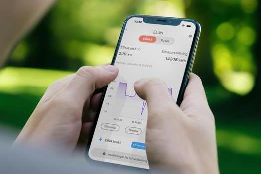 Två händer håller en mobil och klickar med båda tummarna